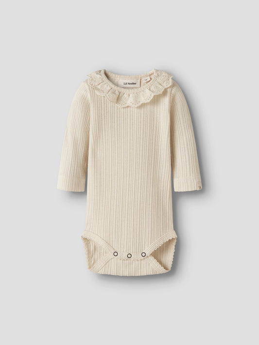 Lil' Atelier | Baby Romper Off White – Ribstof met Broderiekraag