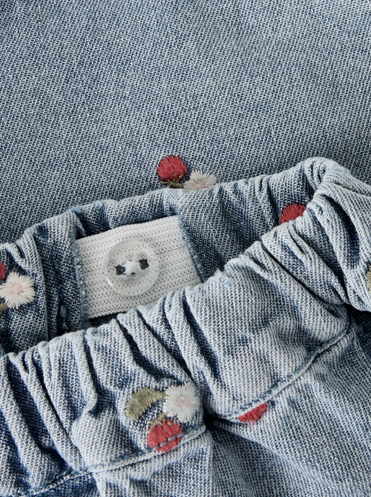 Lil’ Atelier | denim short met borduursel – lichtblauw kinder short