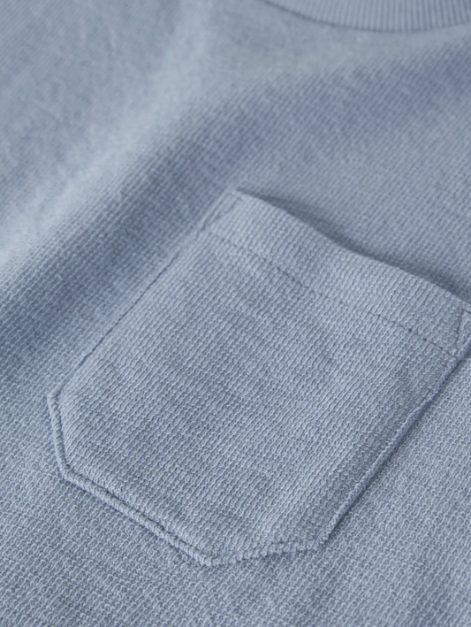 Lil’ Atelier T-shirt lichtblauw – zacht basic shirt voor baby’s en kinderen