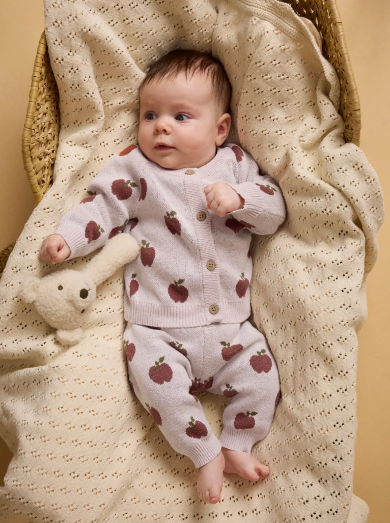 Lil' Atelier | Gebreid Baby Vestje met Appelprint – Lichtroze