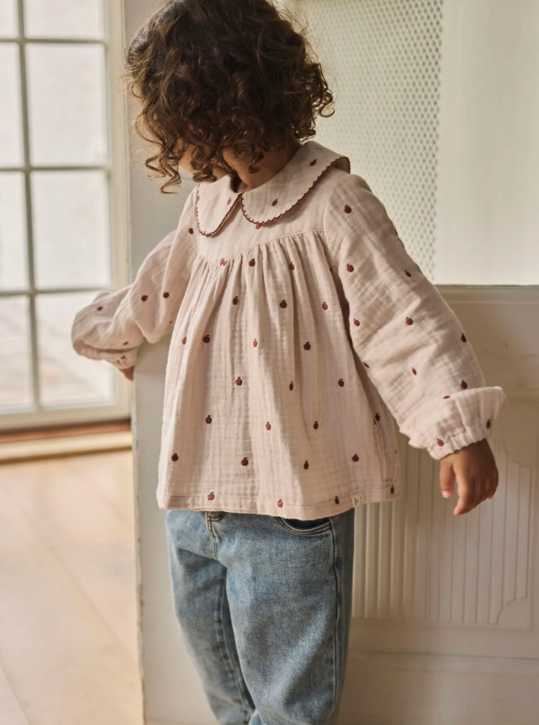 Lil' Atelier | Blouse met Appelborduursels en Kraag – Lichtroze