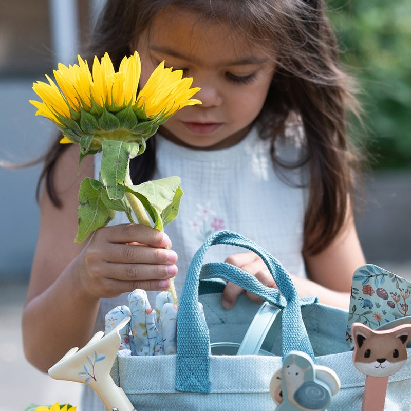 kinder tuinieren met zonnebloem kweekpot