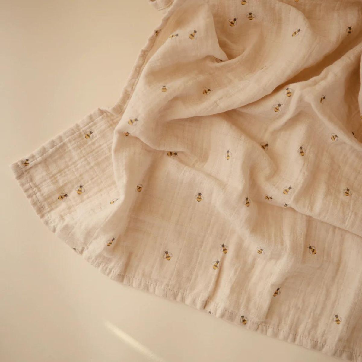 Mushie | Hydrofiele doek Bees 120 × 120 cm – Swaddle