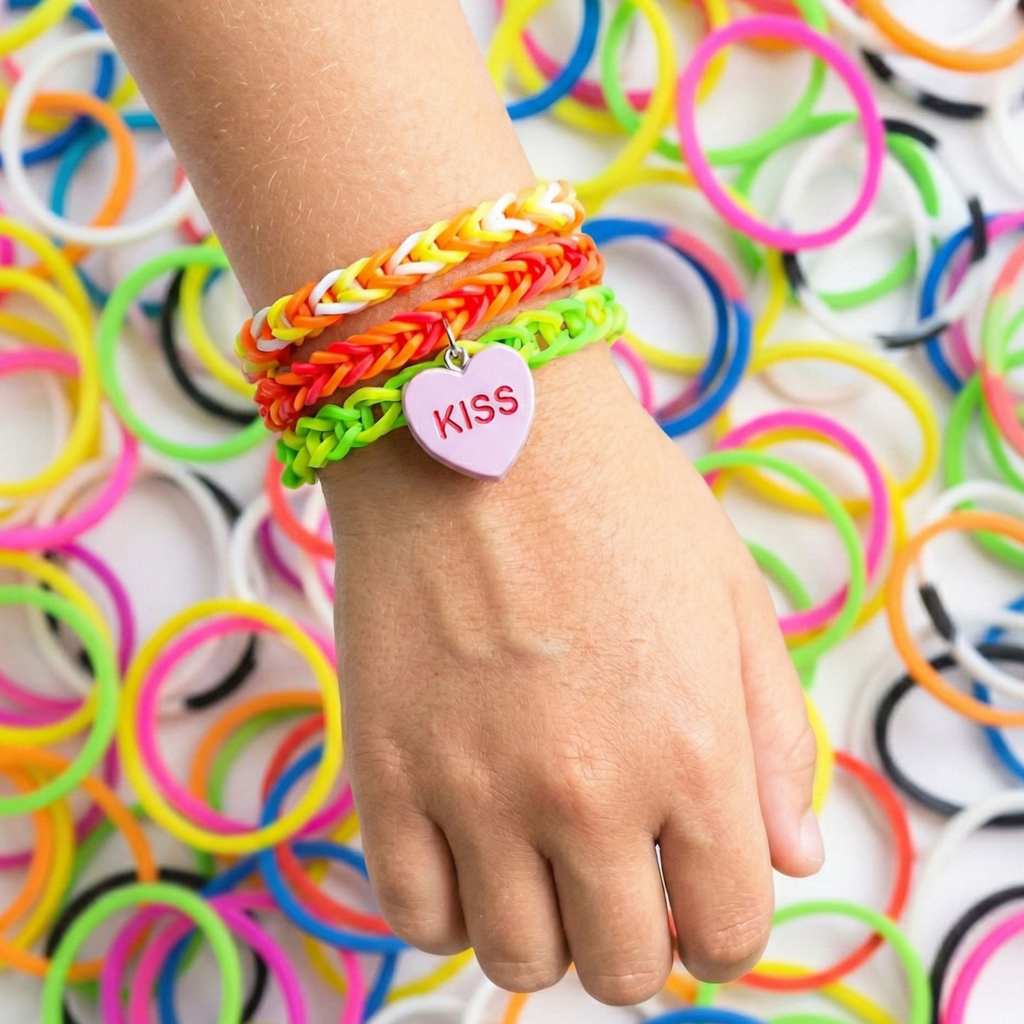 TOPModel | loom bandjes set – DIY loom box met neon elastiekjes & bedeltjes