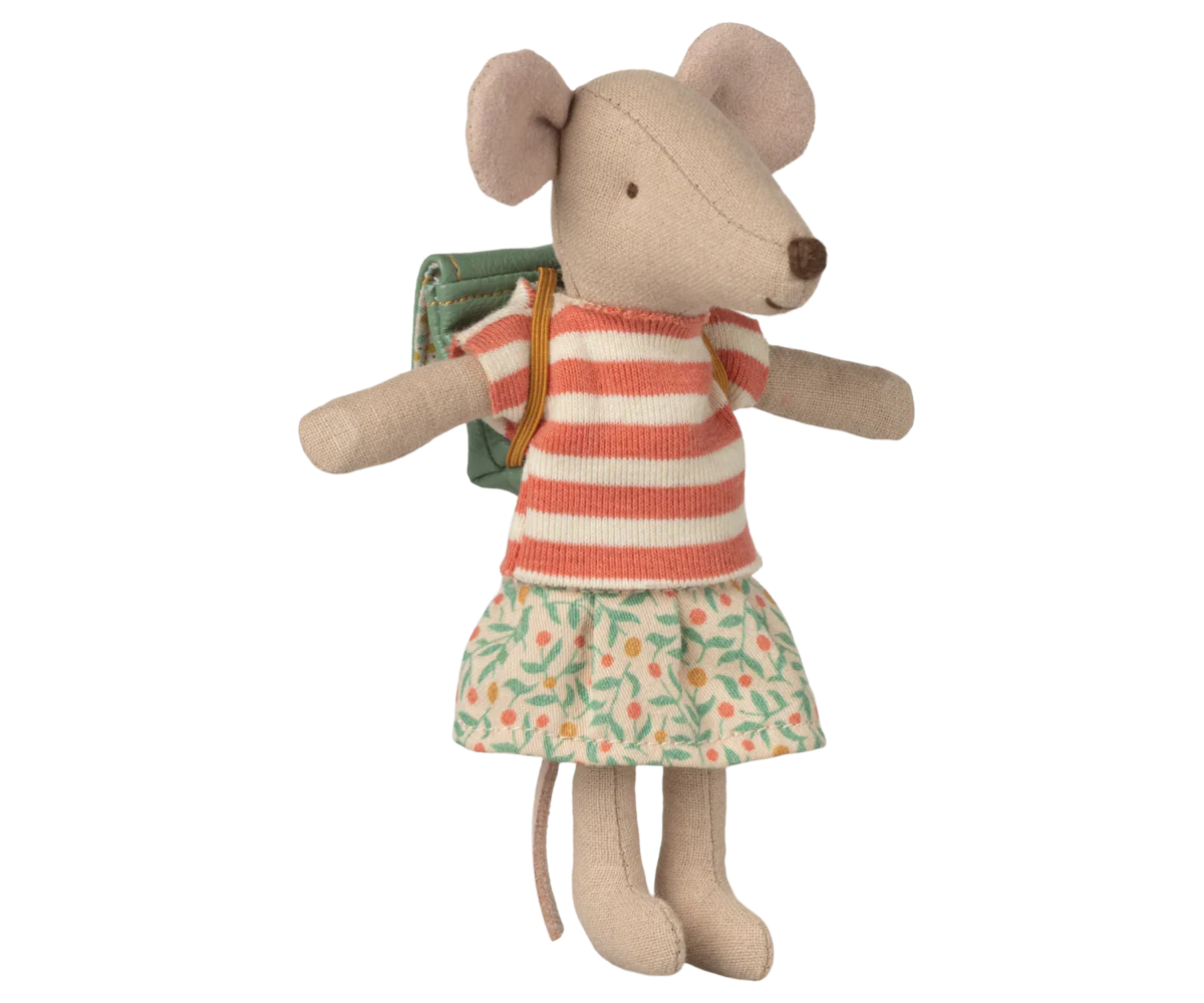 Maileg | Tricycle Mouse Big Sister met Rugzak | Groen | 13 cm