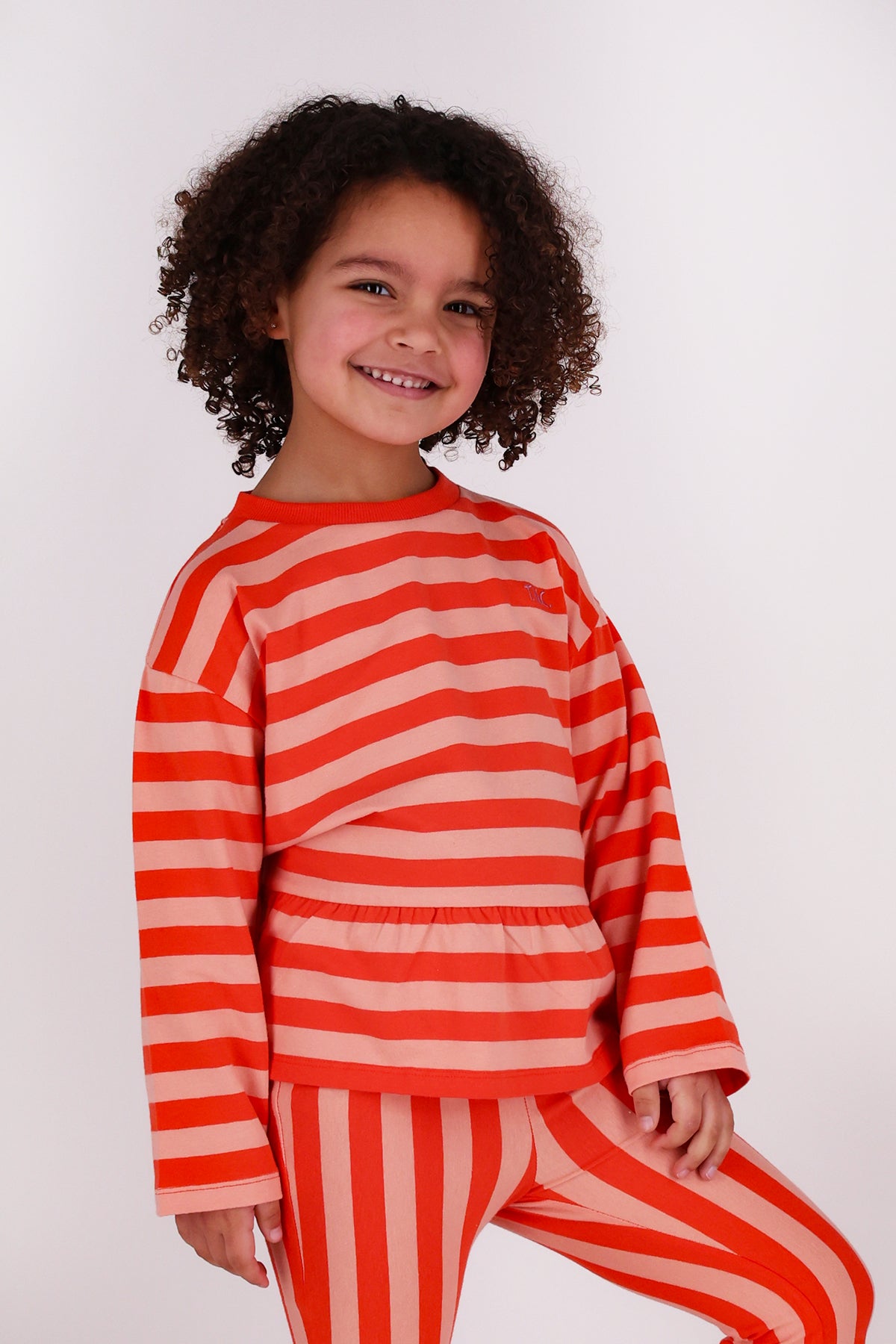 The new chapter | T-shirt Loua red pink stripes - giant steps