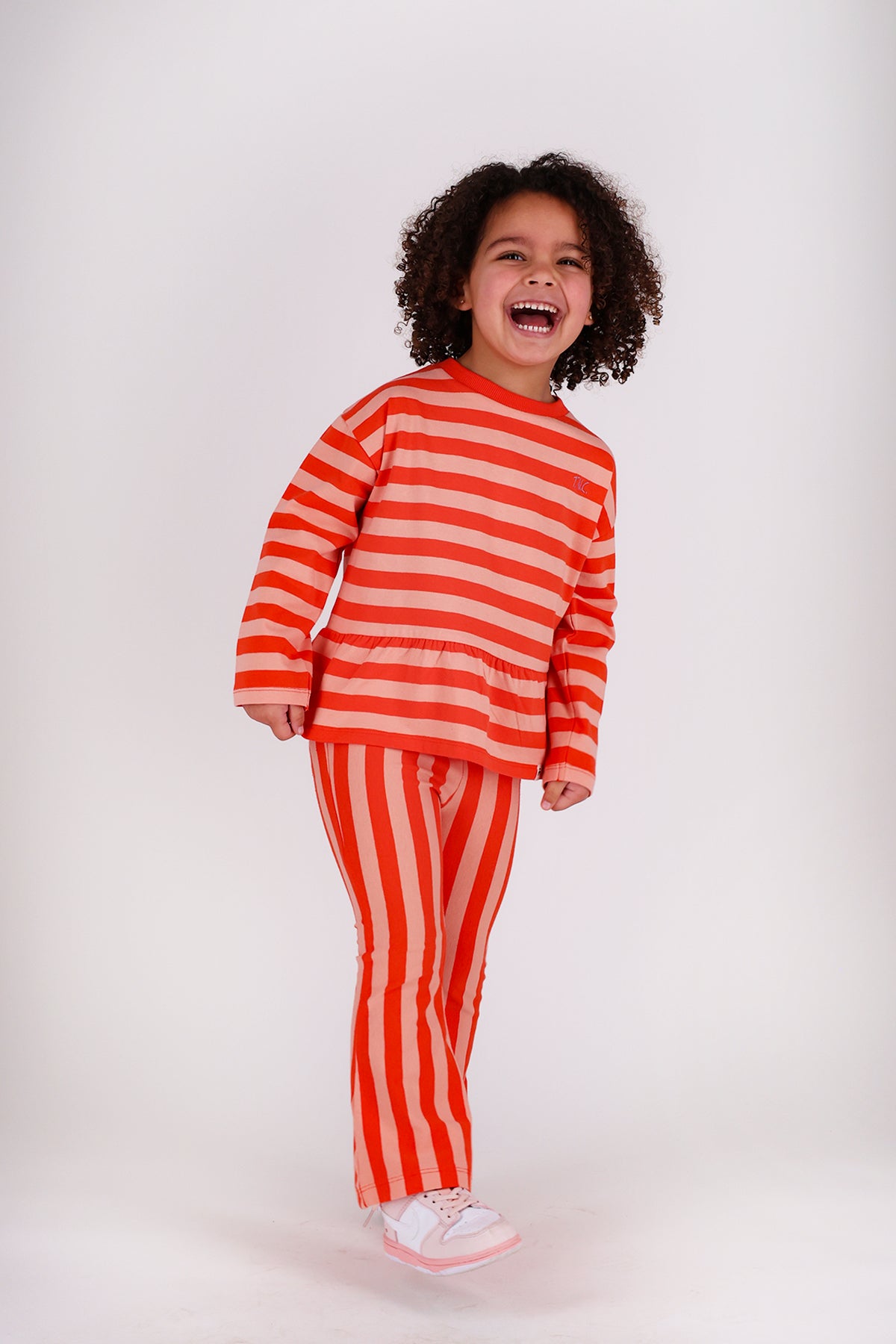 The new chapter | T-shirt Loua red pink stripes - giant steps