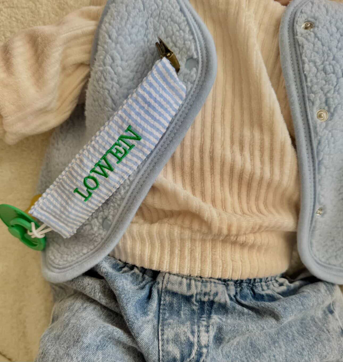Atelier Soof | speenkoord met naam lichtblauw stripe