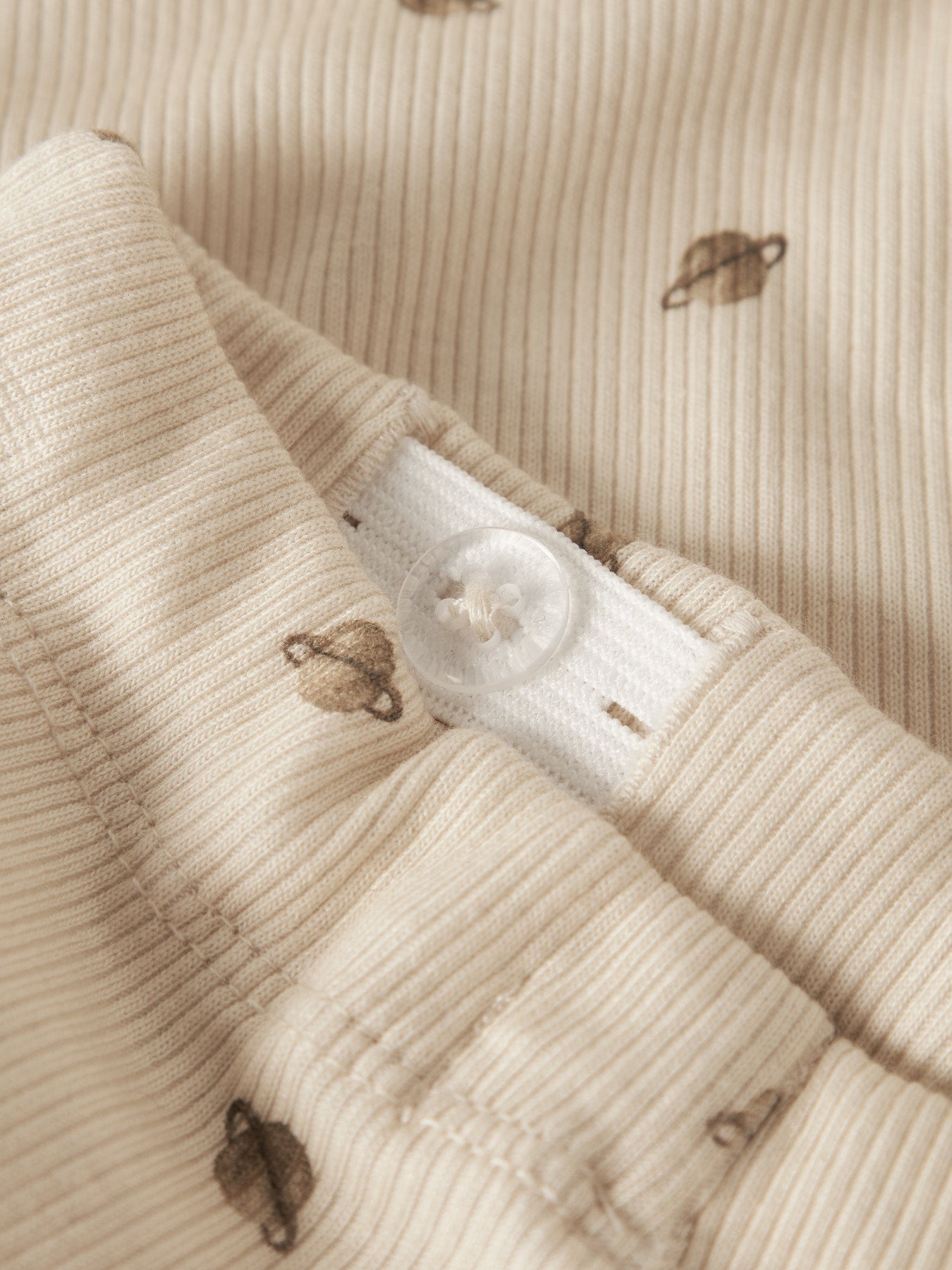 Lil' Atelier | Baby Broekje Rib Off White – Broekje met Planetenprint