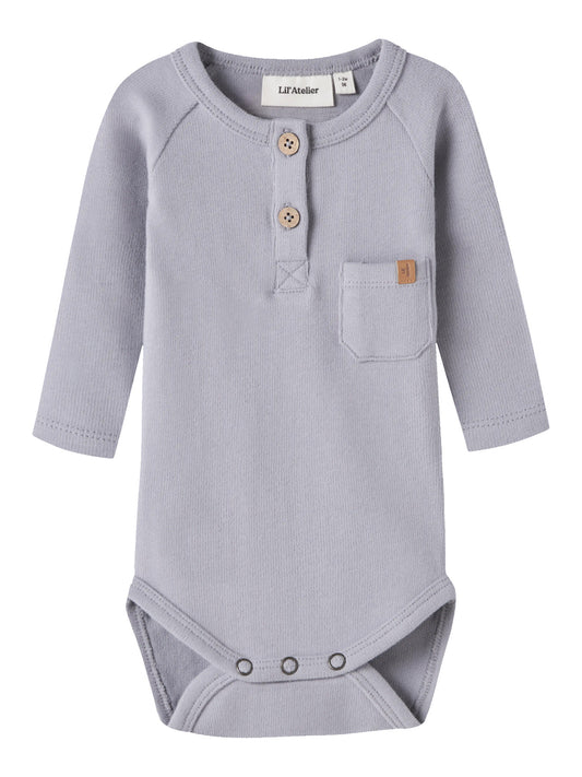 Lil' Atelier | Baby Romper Lichtblauw – Zachte Longsleeve Romper