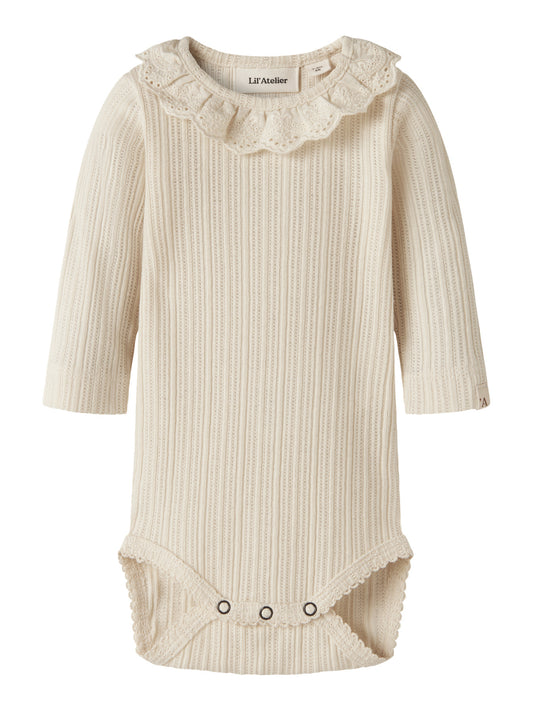 Lil' Atelier | Baby Romper Off White – Ribstof met Broderiekraag