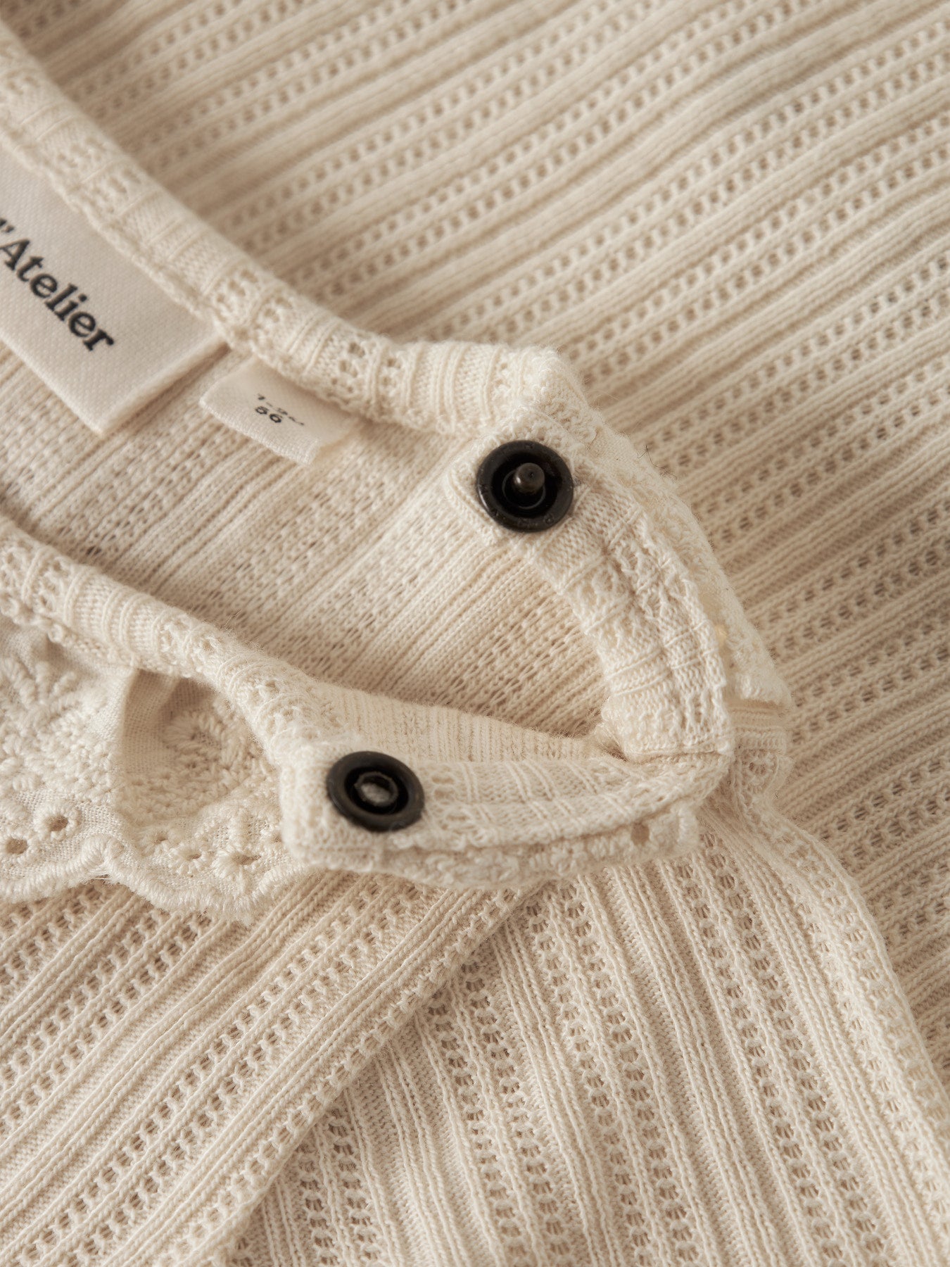 Lil' Atelier | Baby Romper Off White – Ribstof met Broderiekraag