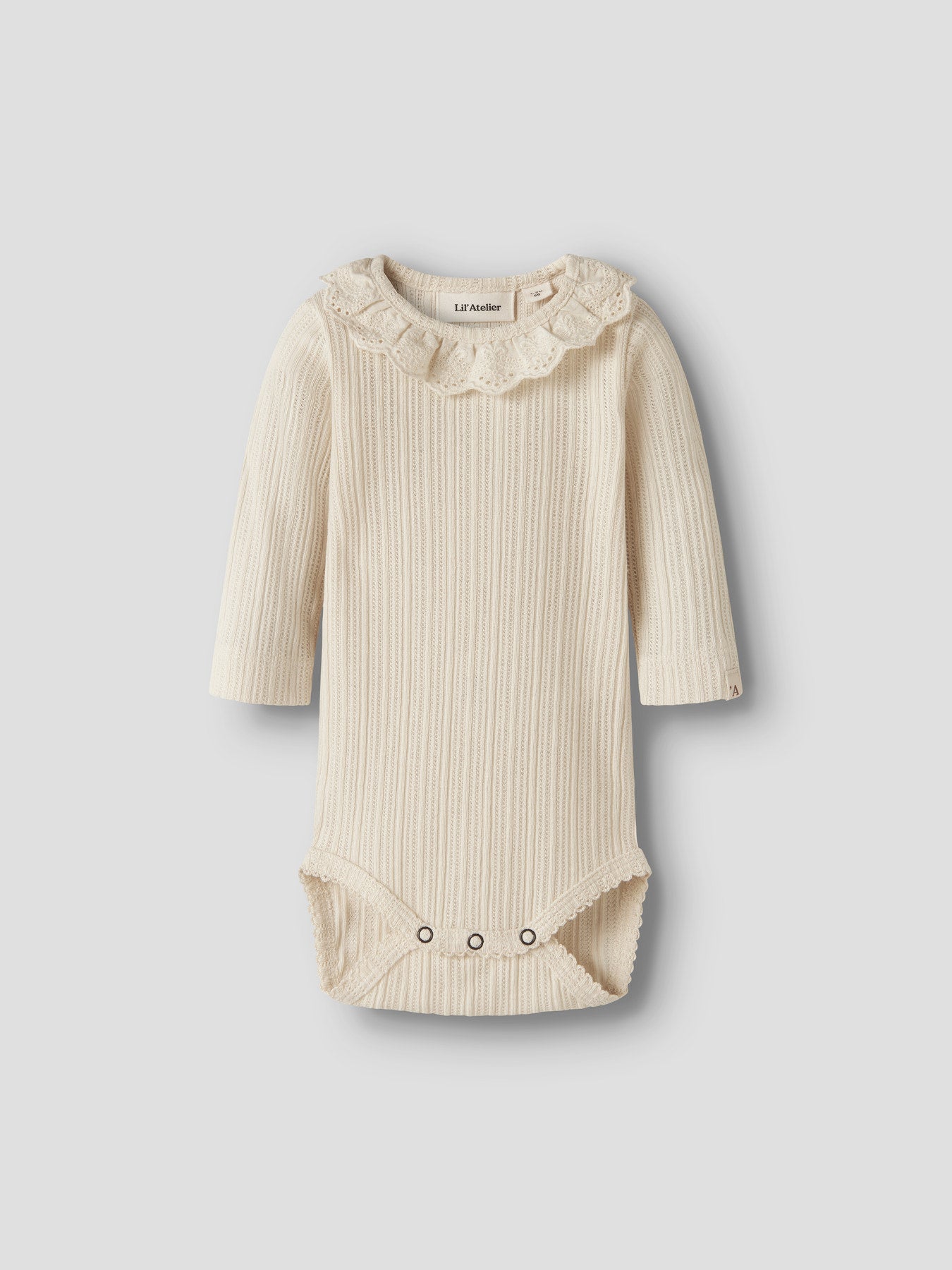 Lil' Atelier | Baby Romper Off White – Ribstof met Broderiekraag