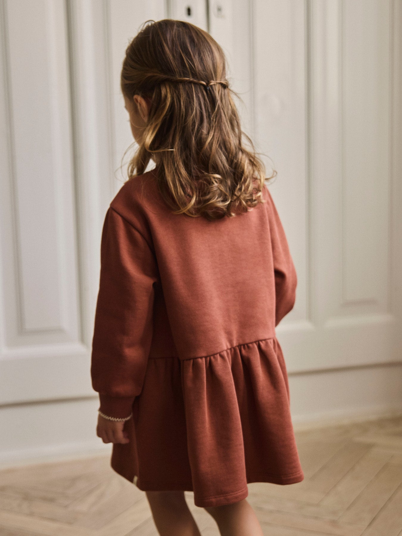 Lil' Atelier | Sweatjurk Bruin – Zachte Jurk voor Meisjes