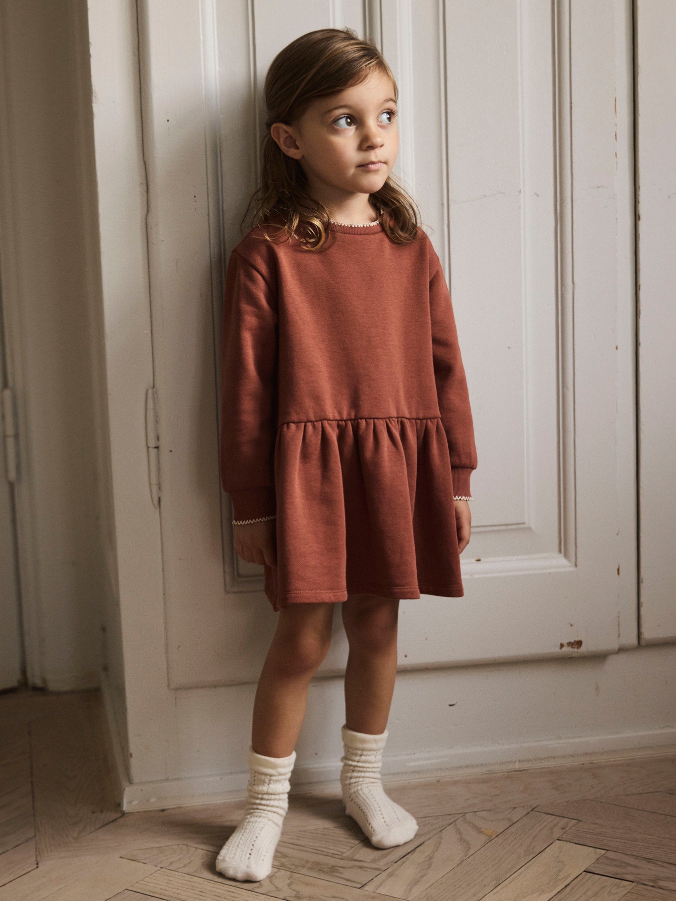 Lil' Atelier | Sweatjurk Bruin – Zachte Jurk voor Meisjes
