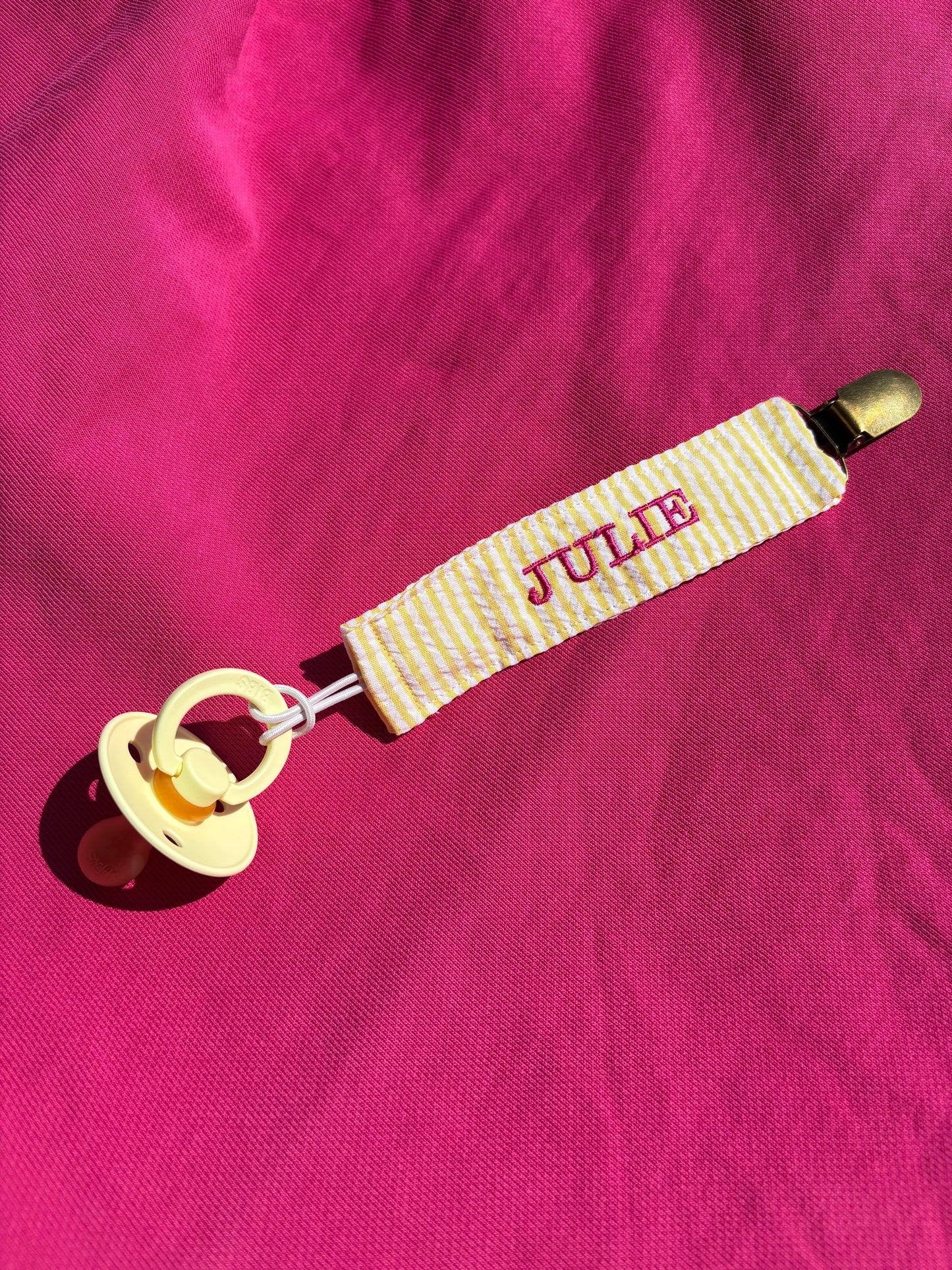 Atelier Soof | speenkoord met naam geel stripe
