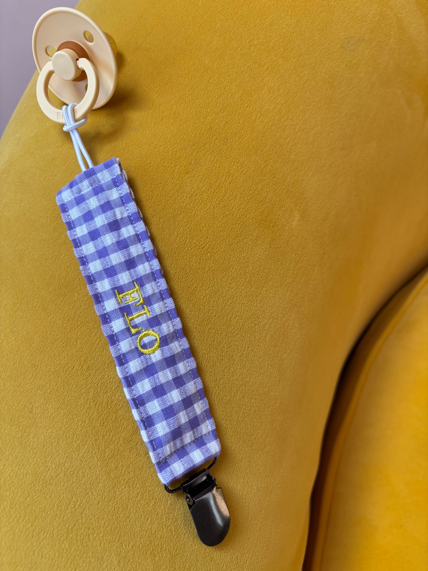 Atelier Soof | speenkoord met naam check lila