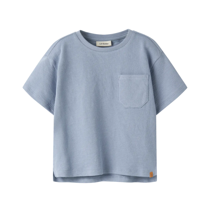 Lil’ Atelier T-shirt lichtblauw – zacht basic shirt voor baby’s en kinderen