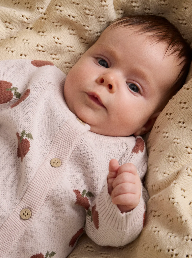 Lil' Atelier | Gebreid Baby Vestje met Appelprint – Lichtroze