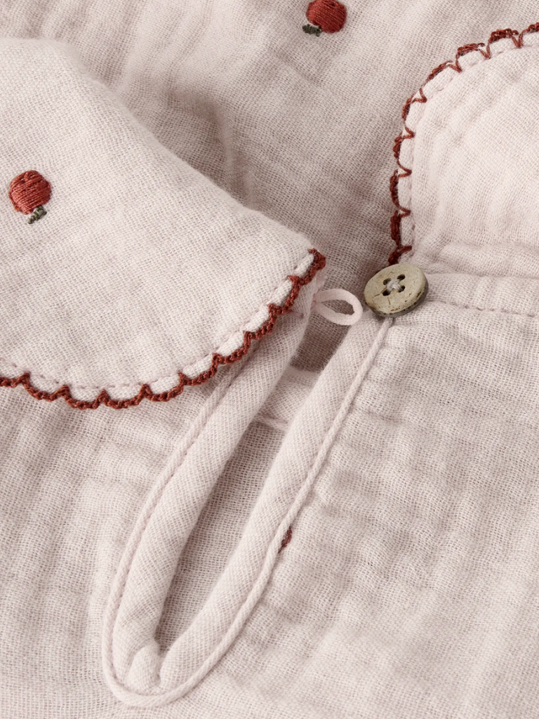 Lil' Atelier | Blouse met Appelborduursels en Kraag – Lichtroze