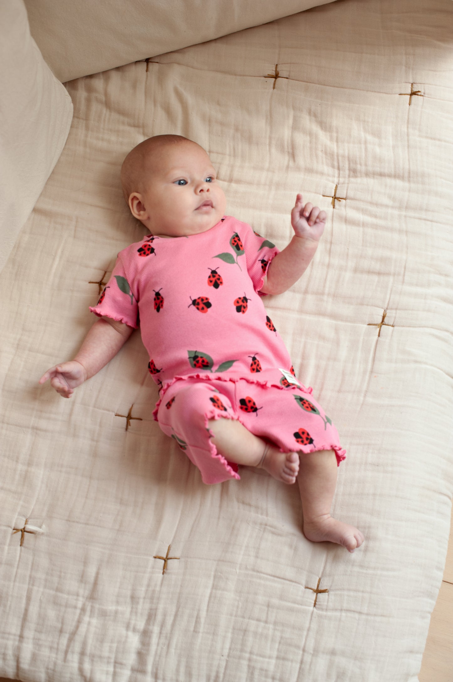 Feetje | Shortama Lily Ladybug – Roze Baby Pyjama