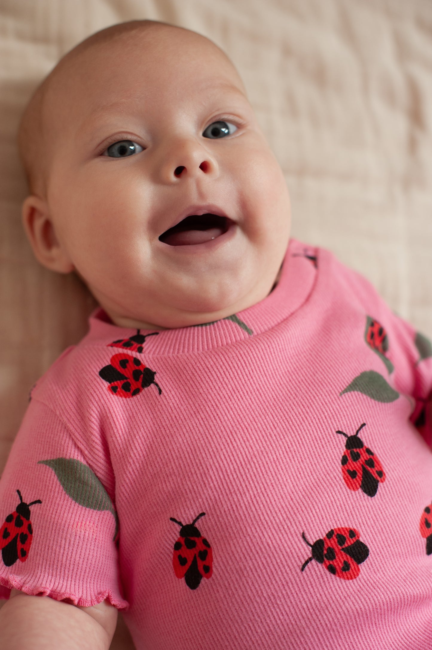 Feetje | Shortama Lily Ladybug – Roze Baby Pyjama