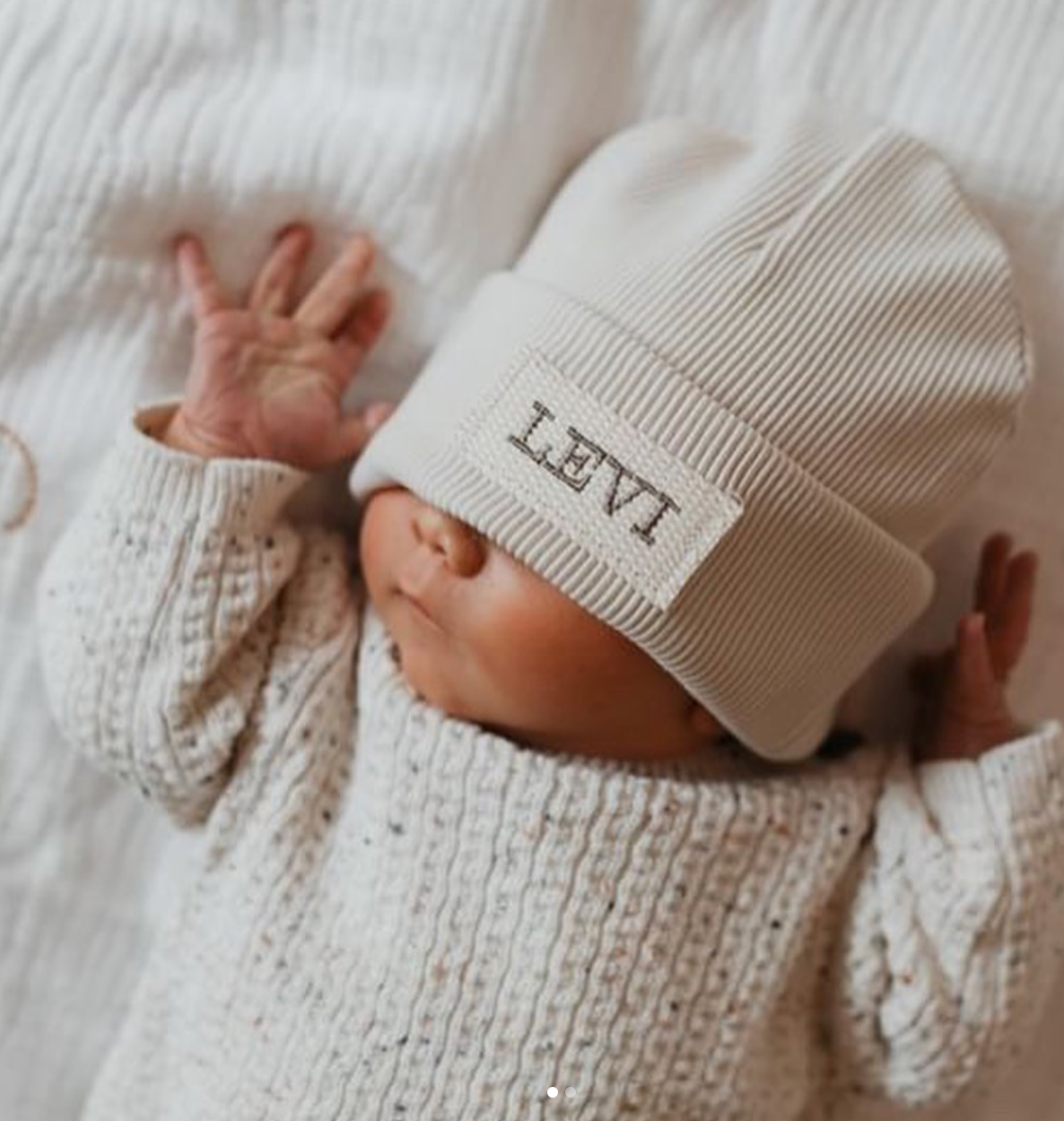 Mutsje met naam ecru, ecru label en beige donkere letters 