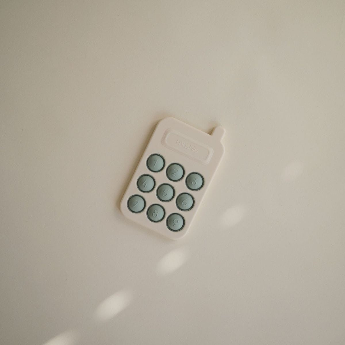 Mushie | Speelgoedtelefoon Cambridge Blue – Phone Press Toy