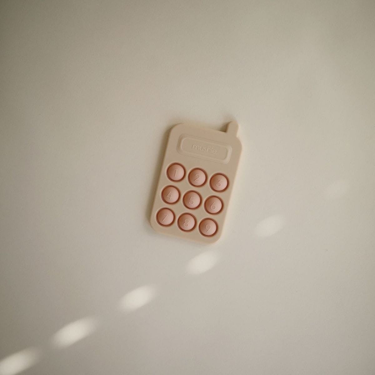 Mushie | Speelgoedtelefoon Blush – Phone Press Toy
